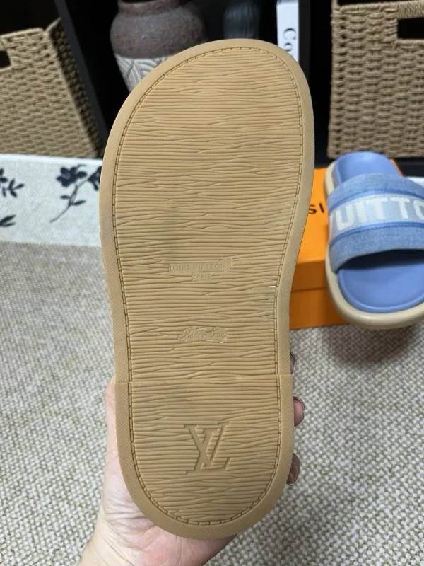 P320💰[New model] Long-term availability, 2025 new model, couple model [LOUlS VUlTTON] comes with drawer box, bag, card, invoice "Louis Vuitton ~ unique modern sandals. 》LV counter purchasing 🏃Men's and women's casual slippers, sold at the same time at the counter, the original old flower material upper is soft and comfortable, (refuses to discolor and rub the feet) sole: original factory special combination original sole, code number: 35--46 4 multiple colors 🉑️ to choose from